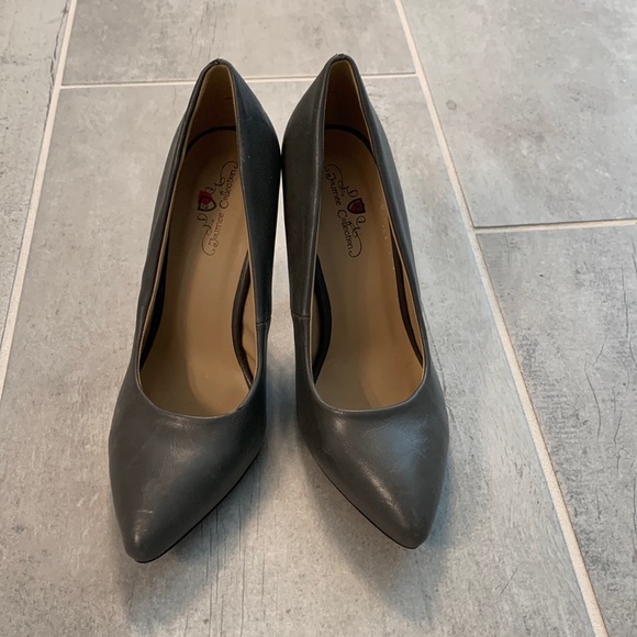 Journee Collection Shoes - Journee Collection gray heels size 7-1/2